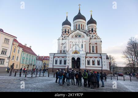 Tallinn, Estonie - 4 janvier 2020: Un groupe de touristes en face de la cathédrale Alexandre Nevsky, dans la partie supérieure du centre-ville Banque D'Images