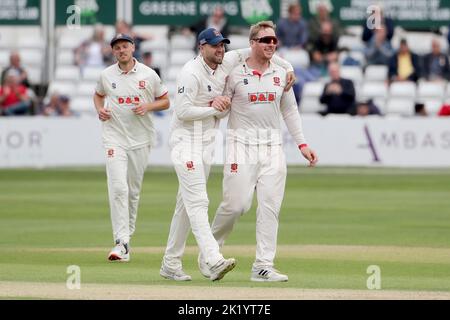 Simon Harmer d'Essex fête avec ses coéquipiers après avoir pris le cricket de Matt Parkinson pendant le CCC d'Essex contre CCC du Lancashire, LV Insurance County Banque D'Images