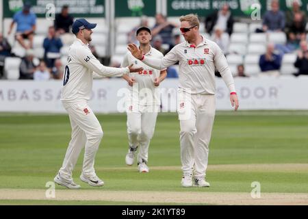 Simon Harmer d'Essex fête avec ses coéquipiers après avoir pris le cricket de Matt Parkinson pendant le CCC d'Essex contre CCC du Lancashire, LV Insurance County Banque D'Images