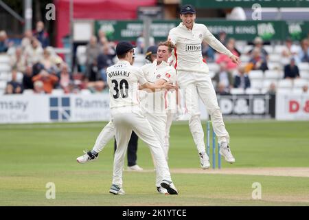 George Balderson de Lancashire célèbre avec ses coéquipiers après avoir pris le cricket de Matt Critchley pour terminer son tour de chapeau lors de l'Essex CCC vs Banque D'Images