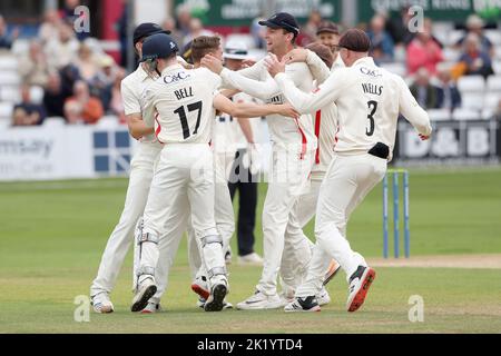 George Balderson de Lancashire célèbre avec ses coéquipiers après avoir pris le cricket de Matt Critchley pour terminer son tour de chapeau lors de l'Essex CCC vs Banque D'Images