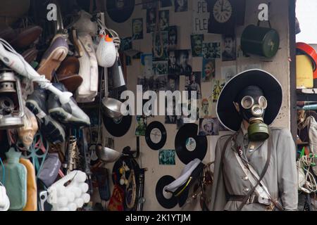 Riga, Lettonie - 2 janvier 2019 : marché aux puces de Latgales Tirgus dans le quartier de Moscou à Riga, près du célèbre bâtiment du gâteau d'anniversaire de Staline Banque D'Images