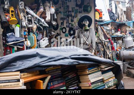 Riga, Lettonie - 2 janvier 2019 : marché aux puces de Latgales Tirgus dans le quartier de Moscou à Riga, près du célèbre bâtiment du gâteau d'anniversaire de Staline Banque D'Images