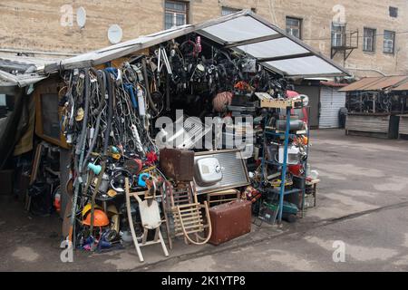 Riga, Lettonie - 2 janvier 2019 : marché aux puces de Latgales Tirgus dans le quartier de Moscou à Riga, près du célèbre bâtiment du gâteau d'anniversaire de Staline Banque D'Images
