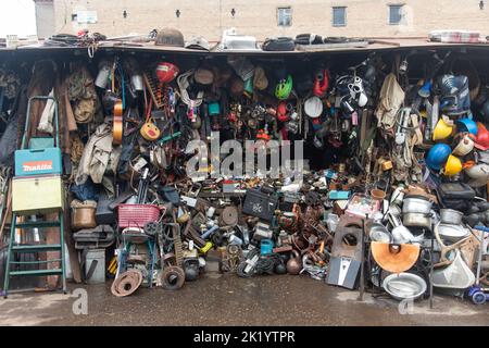 Riga, Lettonie - 2 janvier 2019 : marché aux puces de Latgales Tirgus dans le quartier de Moscou à Riga, près du célèbre bâtiment du gâteau d'anniversaire de Staline Banque D'Images