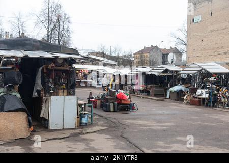 Riga, Lettonie - 2 janvier 2019 : marché aux puces de Latgales Tirgus dans le quartier de Moscou à Riga, près du célèbre bâtiment du gâteau d'anniversaire de Staline Banque D'Images