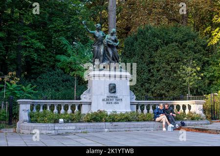 Marques du passé colonial belge dans la zone publique comme dans le parc du cinquantenaire - Monument au général Thys | traces du passe colonial belge a Banque D'Images