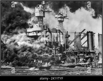 ATTAQUE JAPONAISE DE PEARL HARBOR WW2 petit bateau sauvant un marin dans l'eau de l'USS West Virginia en feu à Pearl Harbor Date 7 décembre 1941 Banque D'Images