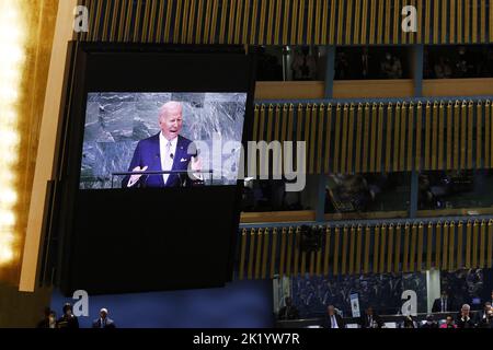 New York, États-Unis. 21st septembre 2022. Le Président Joe Biden prend la parole lors de la session de l'Assemblée générale des Nations Unies de 77th débat général dans la salle de l'Assemblée générale des Nations Unies, au siège des Nations Unies à New York, mercredi, à 21 septembre 2022. Photo de John Angelillo/UPI crédit: UPI/Alay Live News Banque D'Images