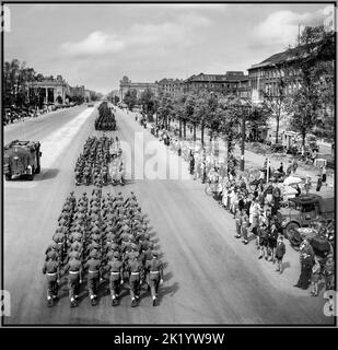 BERLIN ALLIED WW2 VICTORY MARCH occupation par les alliés occupation alliée Berlin Allemagne 1945 troupes britanniques en formation ordonnée marchant à Berlin Allemagne après WW2 Une parade de la victoire britannique à Berlin les troupes britanniques défilent à Berlin le long de la rue Charlottenburg Chaussee, Berlin. L'Allemagne comme le regardent les résidents de Berlin. Banque D'Images