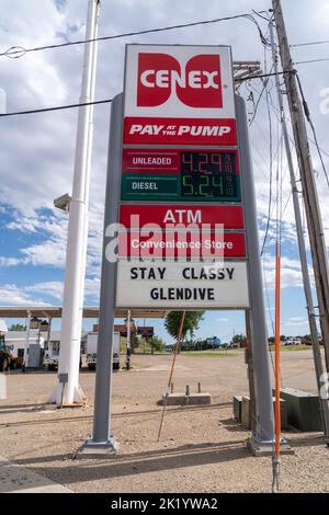 Glendive, Montana - 22 juillet 2022: Panneau à une station-service Cenex lit rester classe Glendive. Signe drôle, avec des prix élevés du gaz Banque D'Images