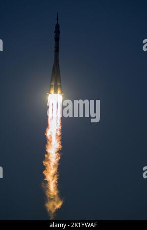 Baïkonour, Kazakhstan. 21st septembre 2022. La fusée Soyouz MS-22 est lancée à la Station spatiale internationale avec l'astronaute de l'expédition 68 Frank Rubio de la NASA, et les cosmonautes Sergey Prokopyev et Dmitri Petelin de Roscosmos à bord, mercredi, 21 septembre 2022, du Cosmodrome de Baïkonour au Kazakhstan. Rubio, Prokopyev et Petelin passeront environ six mois sur le complexe orbital et retourneront sur Terre en mars 2023. NASA photo par Bill Ingalls/UPI crédit: UPI/Alamy Live News Banque D'Images