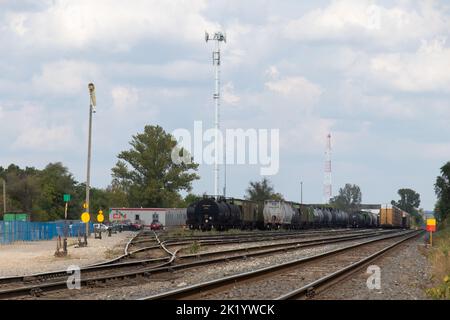 Un chantier ferroviaire industriel canadien est vu par un jour nuageux avec des pétroliers stationnaires et des autorack stationnés. Banque D'Images