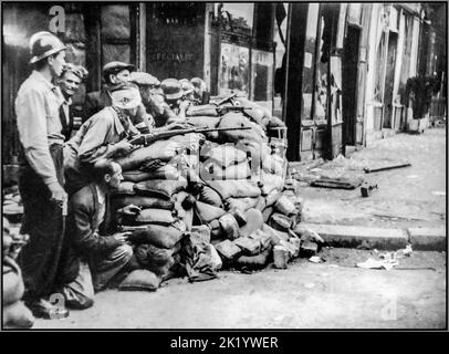 LIBÉRATION par la résistance française Paris WW2 hommes parisiens combattant les troupes allemandes nazies d'occupation rue à rue, pendant la libération de Paris, France, 1944 Banque D'Images