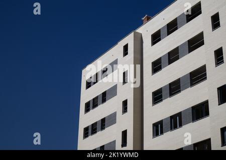 Vue de dessous d'un bâtiment en construction destiné au logement et aux bureaux dans une nouvelle zone de logement Banque D'Images