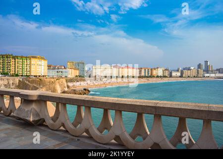 Vue panoramique sur la plage d'Orzan et la ville de la Coruna, en Galice, en Espagne. Banque D'Images
