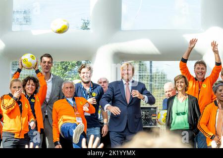 Amsterdam, Niederlande. 21st septembre 2022. Le roi Willem-Alexandre des pays-Bas, au complexe sportif de Toekomst et à la Johan Cruijff Arena d'Amsterdam, sur 21 septembre 2022, pour ouvrir le Cruyff Legacy Summit, les idées sociales de Johan Cruijffs sont au centre de cette réunion, a lieu en l'honneur de l'anniversaire 25th de la Fondation Johan Cruyff crédit: Albert vd Werf/pays-Bas OUT/point de vue OUT/dpa/Alamy Live News Banque D'Images