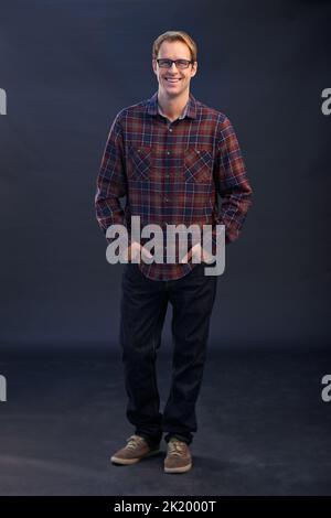 Qu’en pensez-vous. Un portrait en studio d'un beau homme portant des lunettes Banque D'Images