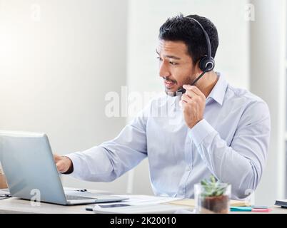 Homme de centre d'appels asiatique, télémarketing et consultation CRM avec le service clientèle, contactez-nous et assistance au bureau. Consultant, homme d'affaires et employé Banque D'Images