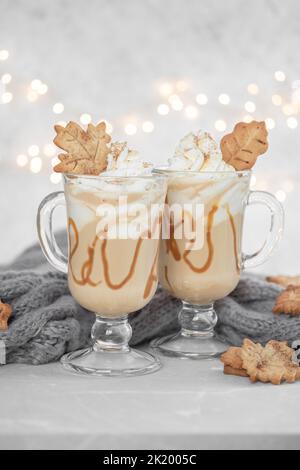 Latte aux épices potiron dans une tasse en verre au caramel et à la cannelle avec décoration d'automne Banque D'Images