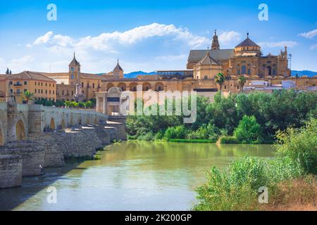 Cordoue, Espagne. Pont romain sur le fleuve Guadalquivir et la Grande Mosquée (cathédrale de Mezquita) dans la ville de Cordoue, Andalousie. Banque D'Images