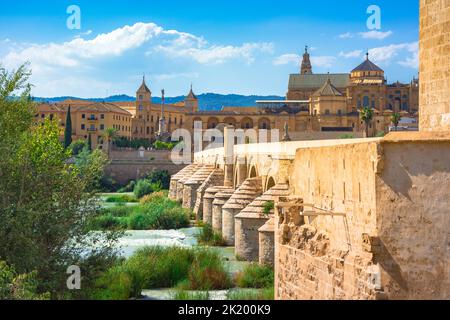Cordoue, Espagne. Pont romain sur le fleuve Guadalquivir et la Grande Mosquée (cathédrale de Mezquita) dans la ville de Cordoue, Andalousie. Banque D'Images