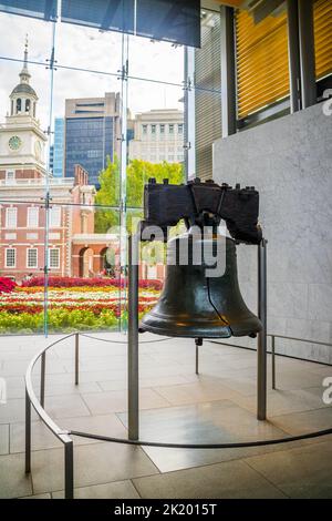 New York, PA, USA - 22 septembre 2018 : l'énorme cloche de la liberté le long de la zone du quartier historique Banque D'Images