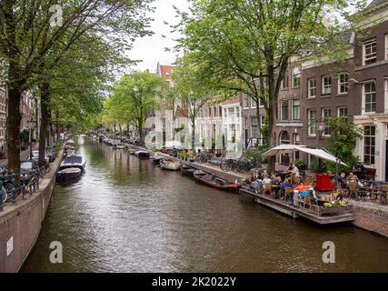 Un café le long d'un canal à Amsterdam Banque D'Images