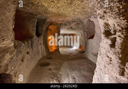 Couloirs étroits et chambres basses dans la ville souterraine de Kaymakli, site classé au patrimoine mondial de l'UNESCO, Cappadoce, Anatolie, Turquie Banque D'Images