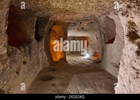 Couloirs étroits et chambres basses dans la ville souterraine de Kaymakli, site classé au patrimoine mondial de l'UNESCO, Cappadoce, Anatolie, Turquie Banque D'Images