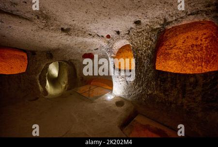 Couloirs étroits et chambres basses dans la ville souterraine de Kaymakli, site classé au patrimoine mondial de l'UNESCO, Cappadoce, Anatolie, Turquie Banque D'Images