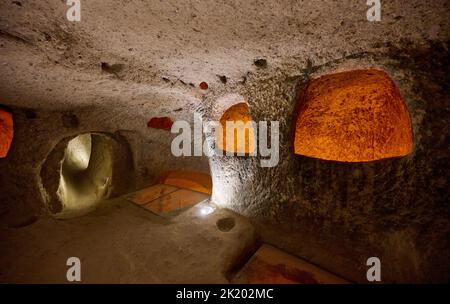 Couloirs étroits et chambres basses dans la ville souterraine de Kaymakli, site classé au patrimoine mondial de l'UNESCO, Cappadoce, Anatolie, Turquie Banque D'Images