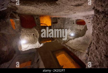 Couloirs étroits et chambres basses dans la ville souterraine de Kaymakli, site classé au patrimoine mondial de l'UNESCO, Cappadoce, Anatolie, Turquie Banque D'Images