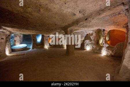 Couloirs étroits et chambres basses dans la ville souterraine de Kaymakli, site classé au patrimoine mondial de l'UNESCO, Cappadoce, Anatolie, Turquie Banque D'Images