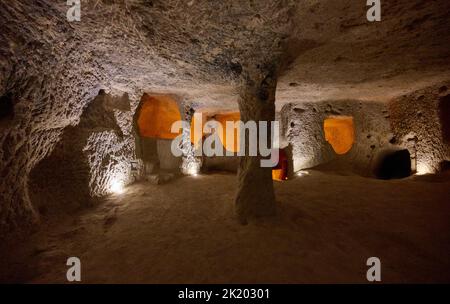 Couloirs étroits et chambres basses dans la ville souterraine de Kaymakli, site classé au patrimoine mondial de l'UNESCO, Cappadoce, Anatolie, Turquie Banque D'Images