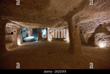 Couloirs étroits et chambres basses dans la ville souterraine de Kaymakli, site classé au patrimoine mondial de l'UNESCO, Cappadoce, Anatolie, Turquie Banque D'Images