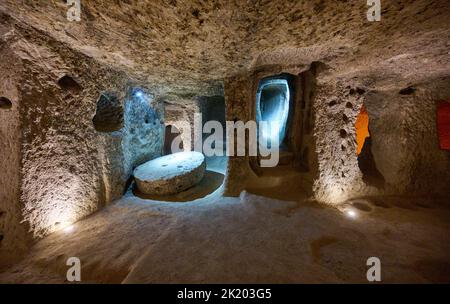 Couloirs étroits et chambres basses dans la ville souterraine de Kaymakli, site classé au patrimoine mondial de l'UNESCO, Cappadoce, Anatolie, Turquie Banque D'Images