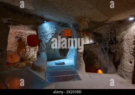 Couloirs étroits et chambres basses dans la ville souterraine de Kaymakli, site classé au patrimoine mondial de l'UNESCO, Cappadoce, Anatolie, Turquie Banque D'Images