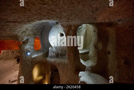 Couloirs étroits et chambres basses dans la ville souterraine de Kaymakli, site classé au patrimoine mondial de l'UNESCO, Cappadoce, Anatolie, Turquie Banque D'Images