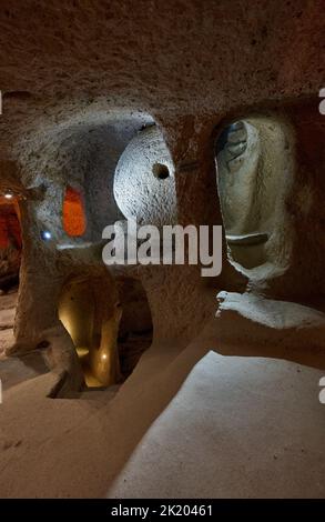 Couloirs étroits et chambres basses dans la ville souterraine de Kaymakli, site classé au patrimoine mondial de l'UNESCO, Cappadoce, Anatolie, Turquie Banque D'Images