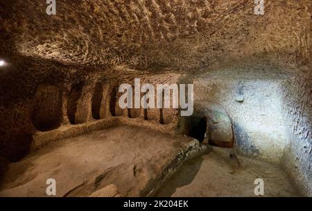 Couloirs étroits et chambres basses dans la ville souterraine de Kaymakli, site classé au patrimoine mondial de l'UNESCO, Cappadoce, Anatolie, Turquie Banque D'Images