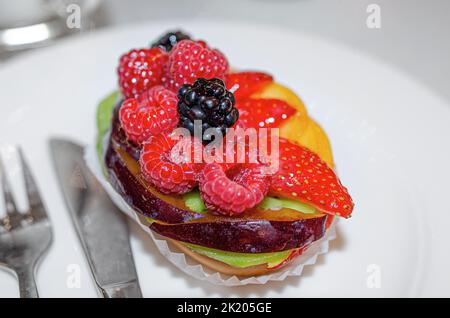 Gâteau aux framboises et aux mûres. Banque D'Images