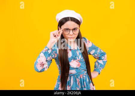 Enfant fille avec expression en colère. adolescent de 12, 13, 14 ans avec un visage en colère, des émotions bouleversées. Banque D'Images