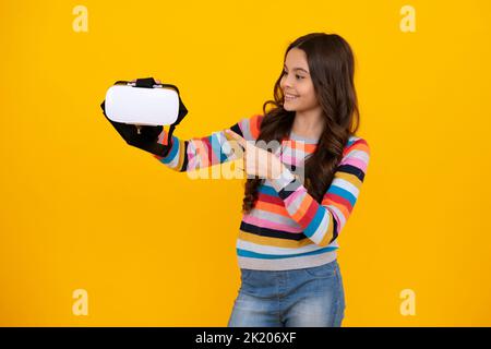 Jeune fille portant un casque de réalité virtuelle, vr. Connexion, technologie, nouvelle génération, concept de progrès. Réalité virtuelle, gadget 3D. Heureux Banque D'Images