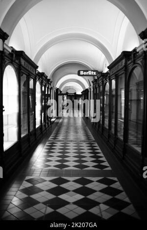 Une photo en échelle de gris de l'intérieur d'un couloir à Vienne, Autriche Banque D'Images