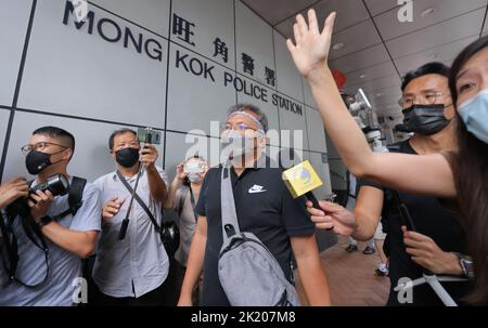 Ronson Chan Ron-Sing, président de la Hong Kong Journalists Association, rencontre les médias à l'extérieur du poste de police de Mong Kok. Chan a ensuite été arrêté sur deux chefs d'accusation HHHpour avoir obstrue les officiers de police et le désordre dans un lieu public. 19SEP22 SCMP / Jelly TSE Banque D'Images