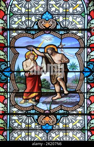 Le Baptême de Jésus-Christ. Vitrail. Église Saint-Nicolas de Combloux. Combloux. Haute-Savoie. Auvergne-Rhône-Alpes. France. Europe. Banque D'Images