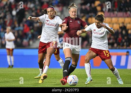 Prague, République tchèque. 21st septembre 2022. (G-D) Andressa Alves Da Silva de Roma, Barbora Polcarova de Sparta et Elisa Bartoli de Roma en action pendant le jeu de qualification de la Ligue des champions des femmes 2nd a Sparta Praha vs AS Roma à Prague, République Tchèque, 21 septembre 2022. Crédit : vit Simanek/CTK photo/Alay Live News Banque D'Images