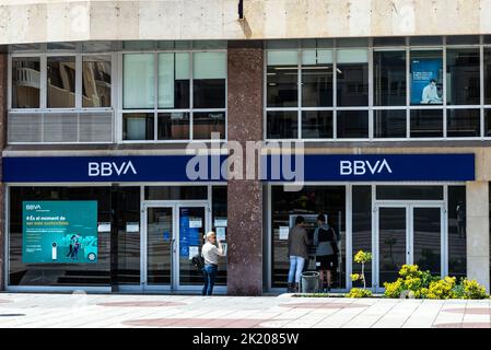 Tortosa, Espagne - 13 mai 2022: Façade et logo de la Banco Bilbao Vizcaya Argentaria ou BBVA avec des gens à l'ATM à Tortosa, Catalogne, Espagne Banque D'Images