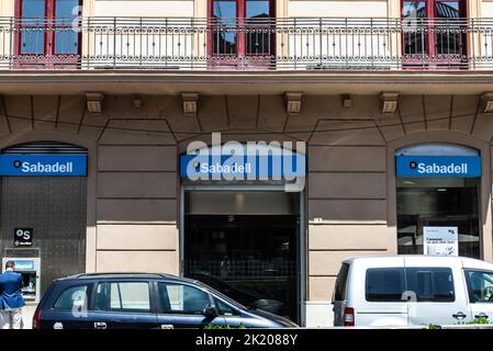 Tortosa, Espagne - 13 mai 2022: Façade et logo de la Banco Sabadell avec des gens à l'ATM à Tortosa, Catalogne, Espagne Banque D'Images